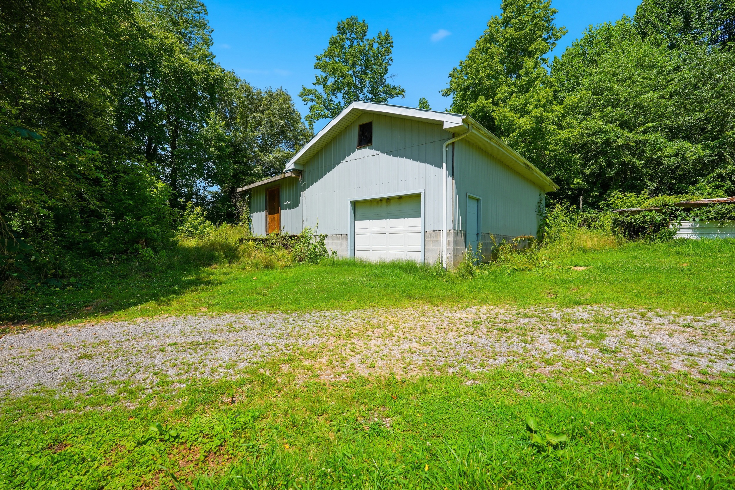 Aerial view of 506 War Valley Rd with property boundary